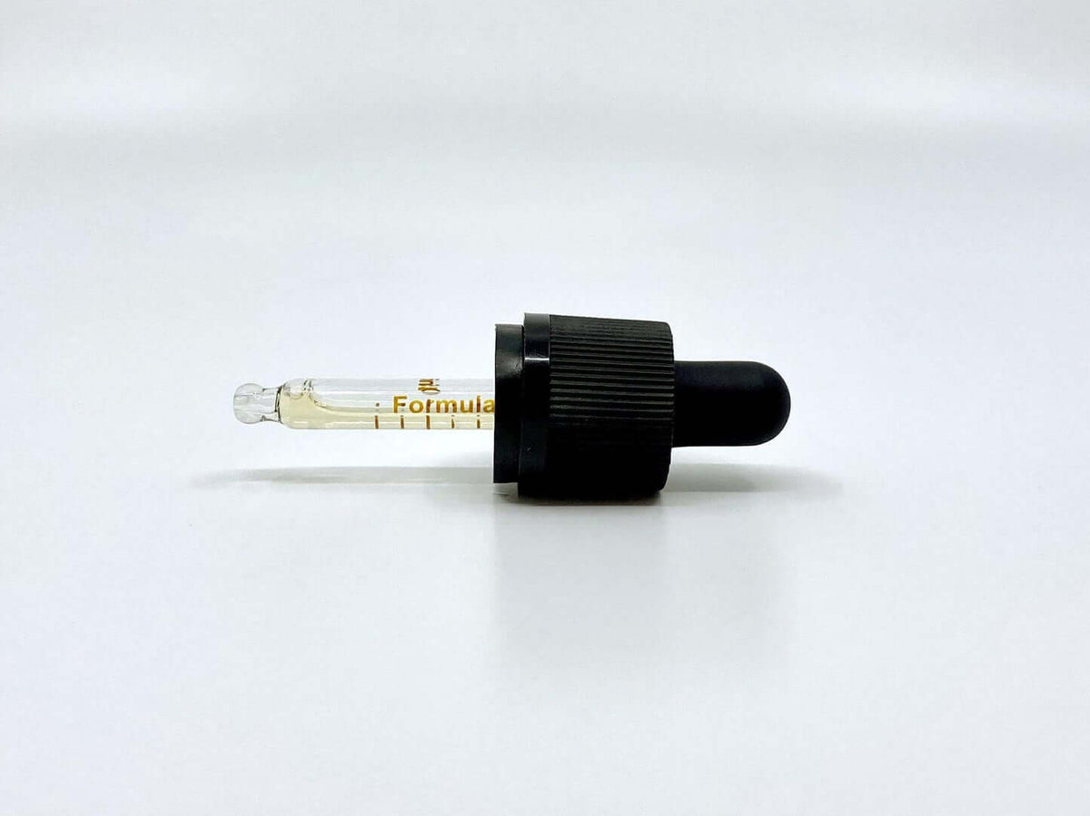 Pipette à huile CBD en fond blanc