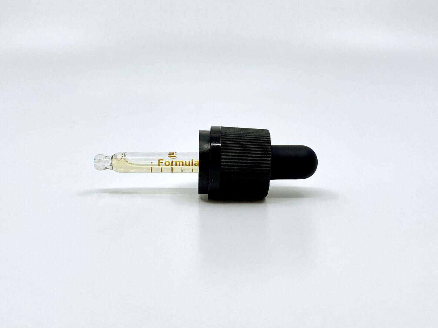 Pipette d'huile naturelle fond blanc