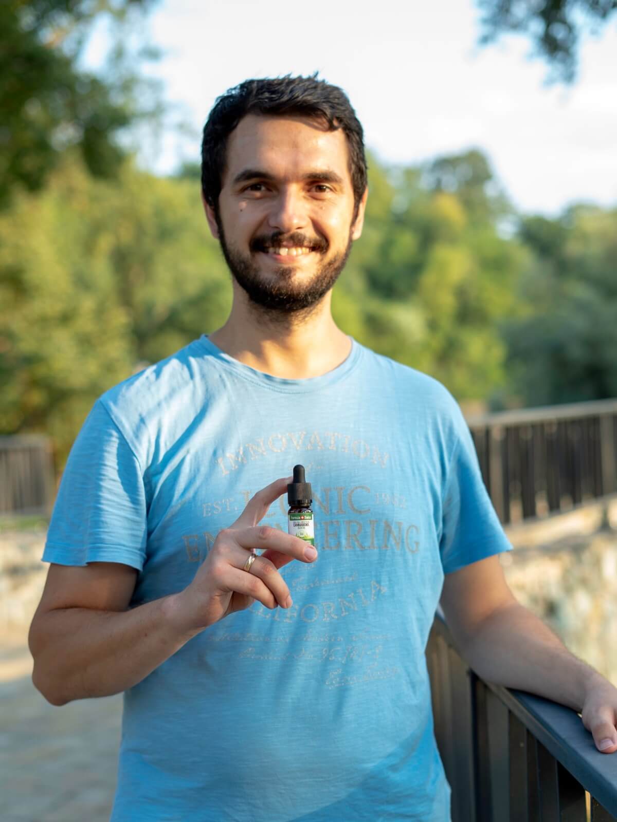 Person mit Formula Swiss CBD-Öl in Olivenöl