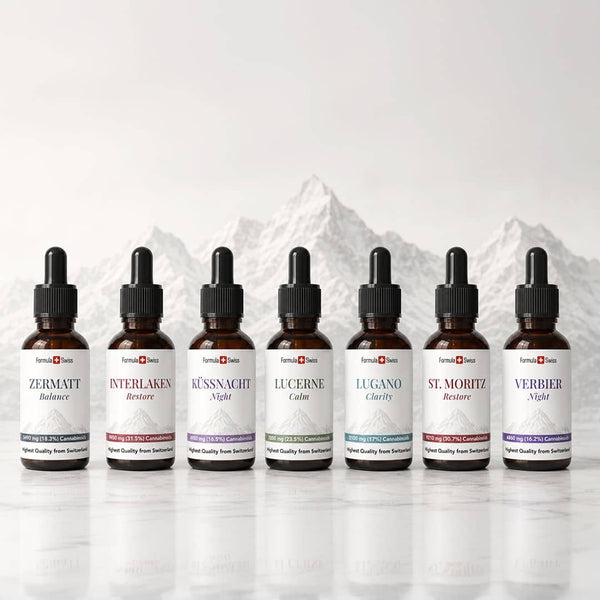 Formula Swiss collection d'huile de CBD avec sept bouteilles de compte-gouttes ambres affichées devant un fond de montagne suisse.