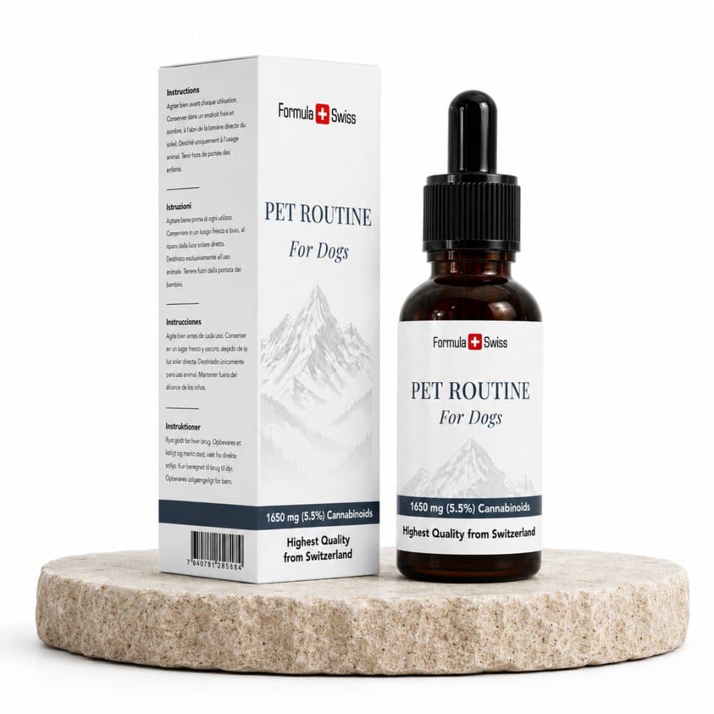 Bouteille et emballage de Formula Swiss Routine pour animaux de compagnie pour chats sur fond blanc