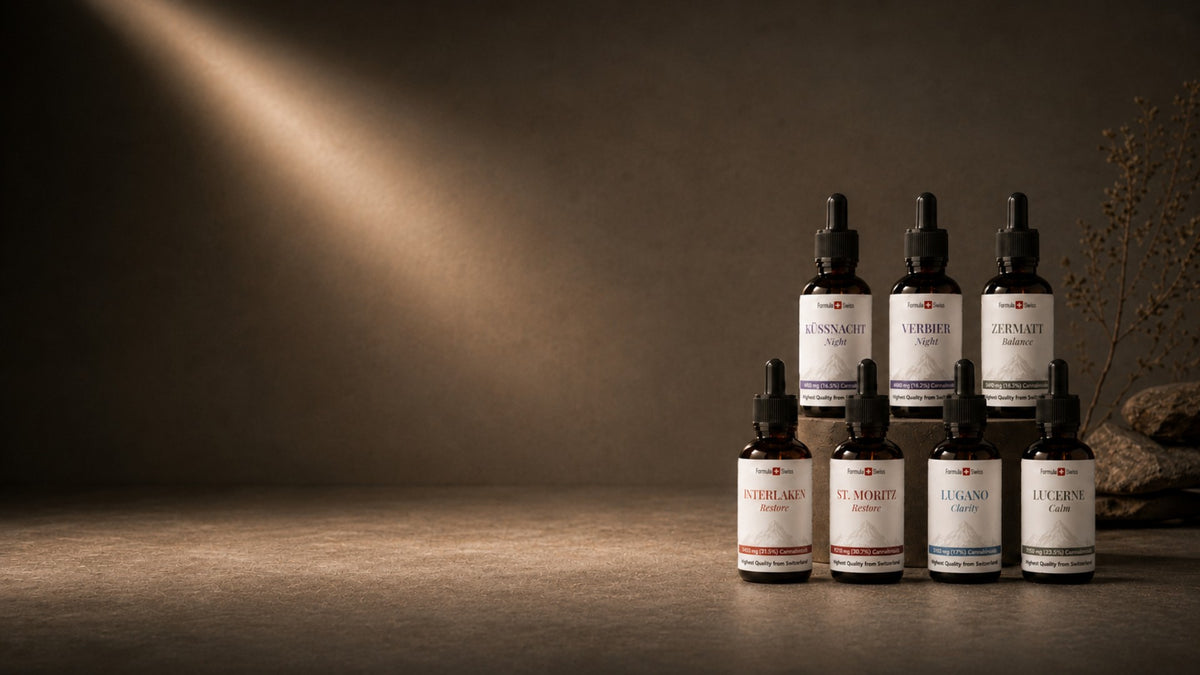 Formula Swiss collection d'huile de CBD avec sept bouteilles de compte-gouttes ambres disposées dans un cadre studio haut de gamme.