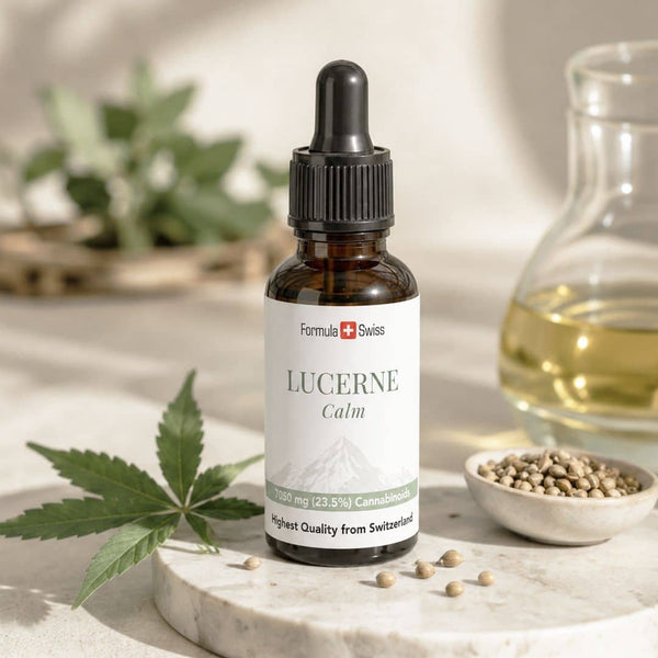 Formula Swiss Lucerne Calme bouteille d'huile de CBD avec des feuilles de chanvre, des graines de chanvre et de l'huile botanique dorée.